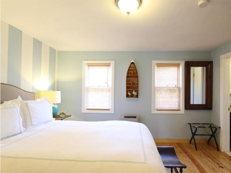 Charles And Charles Mv Bed & Breakfast Vineyard Haven Exterior photo